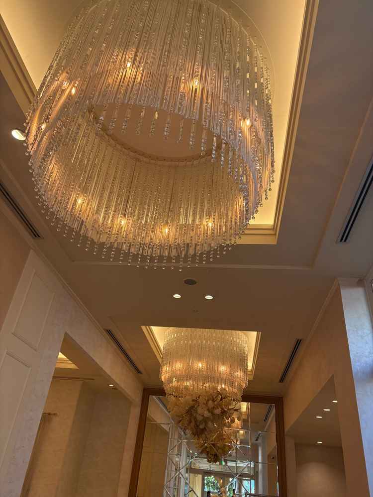 入り口の入った所のシャンデリアがすごくオシャレでいい感じでした。