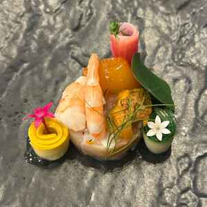 前菜がでてきてウニもつかって高級感あり