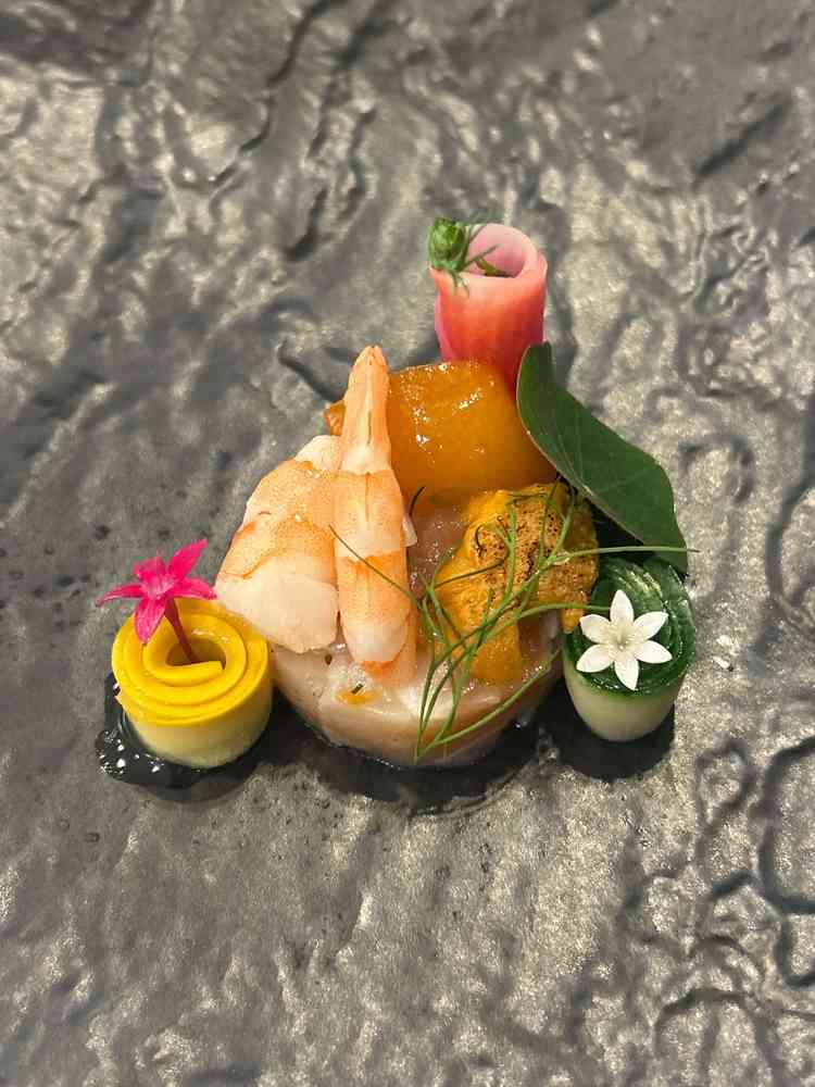 前菜がでてきてウニもつかって高級感あり