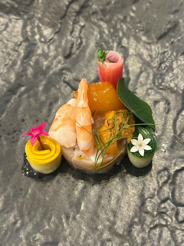 前菜がでてきてウニもつかって高級感あり