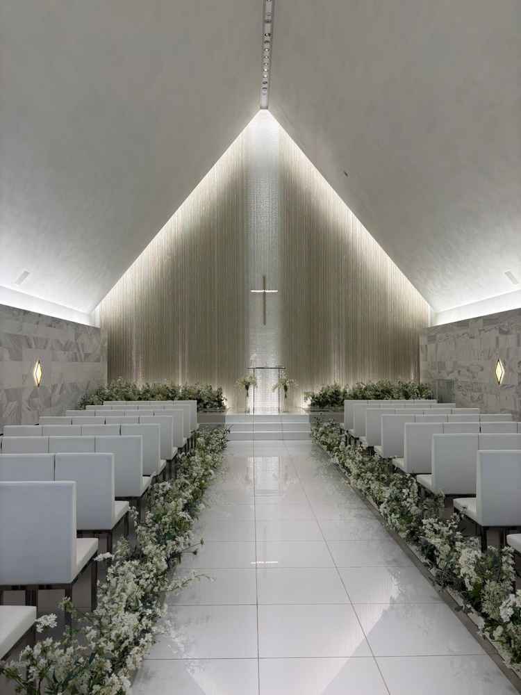 チャペルの内装写真。屋内のため天候に左右されない。