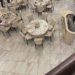 披露宴会場には階段があり、高いところから入場することができる。