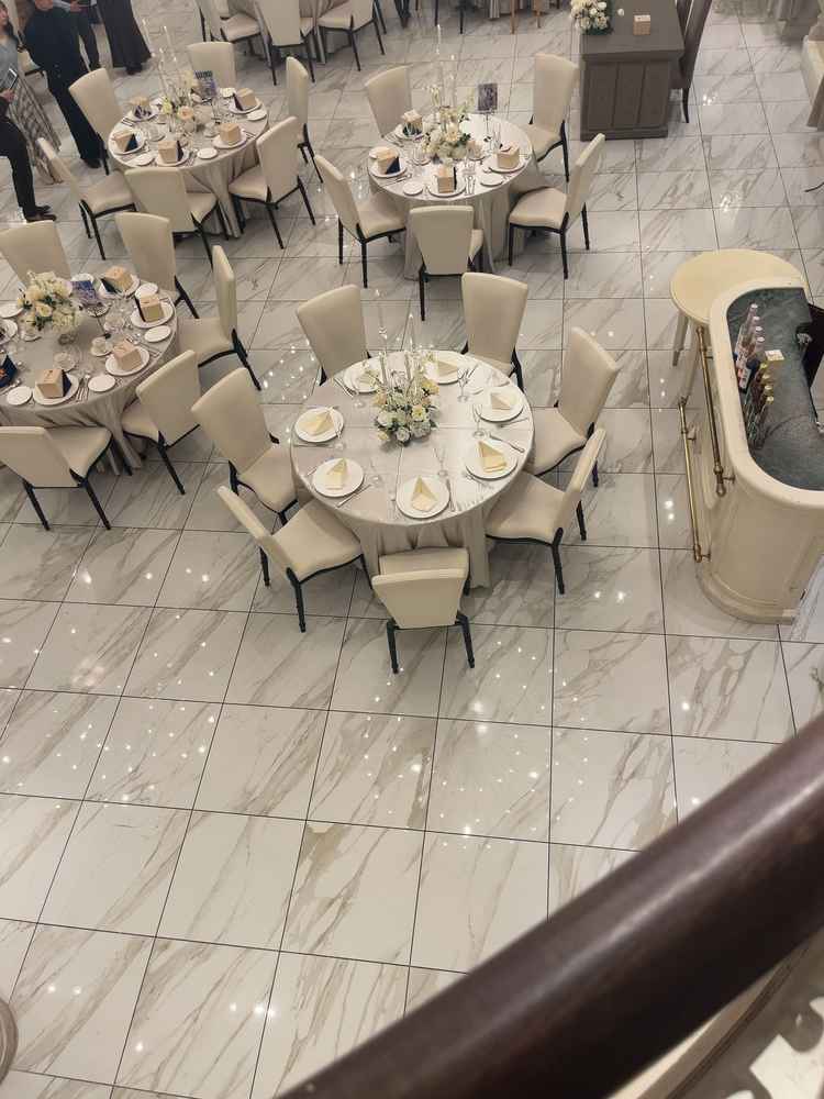 披露宴会場には階段があり、高いところから入場することができる。