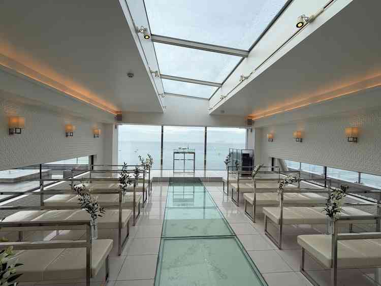 砂のバージンロードが可愛く、海も見えてよかった。