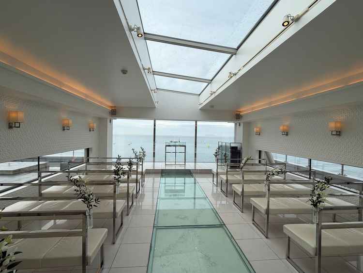 砂のバージンロードが可愛く、海も見えてよかった。