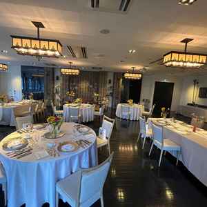 披露宴会場です。自分達でレイアウトも決めれますし、スクリーンが3つあるところも魅力的！