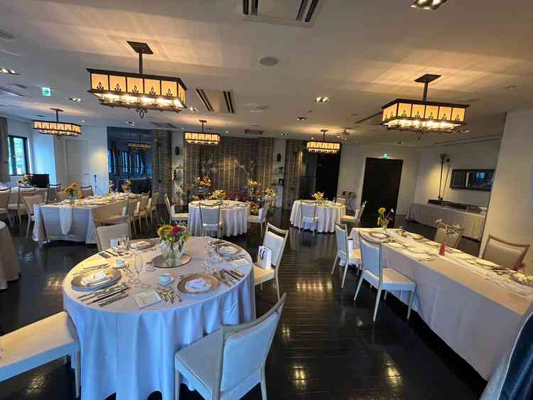 披露宴会場です。自分達でレイアウトも決めれますし、スクリーンが3つあるところも魅力的！