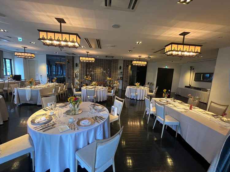 披露宴会場です。自分達でレイアウトも決めれますし、スクリーンが3つあるところも魅力的！