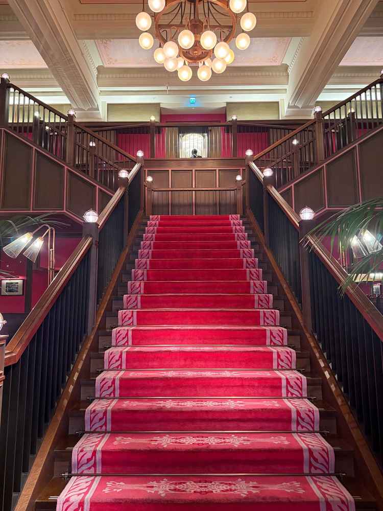 コンダーハウスといえば！の赤色の大階段。写真で見て期待しすぎていましたが、その期待を超えてきました。