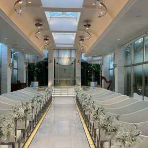 挙式会場。写真でみるより落ち着いていました。屋根部分が一部ガラス張りで明るい雰囲気です。