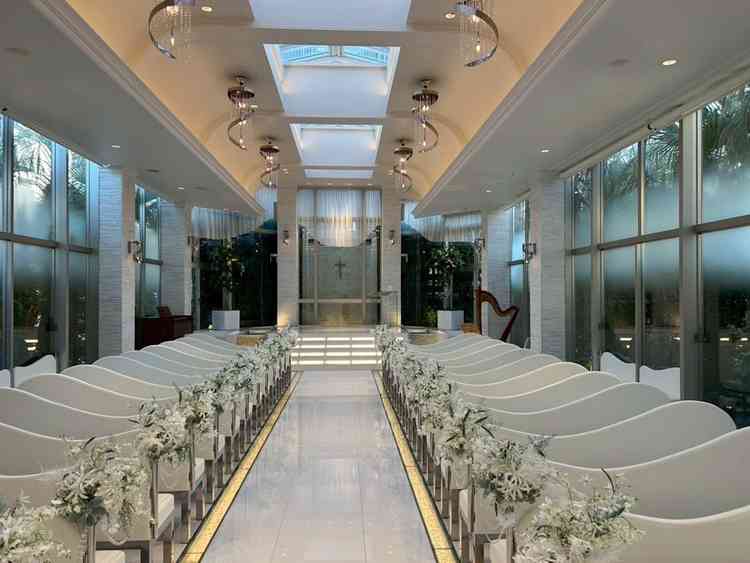 挙式会場。写真でみるより落ち着いていました。屋根部分が一部ガラス張りで明るい雰囲気です。