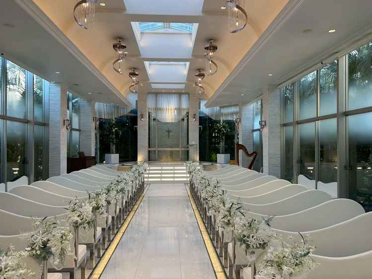 挙式会場。写真でみるより落ち着いていました。屋根部分が一部ガラス張りで明るい雰囲気です。