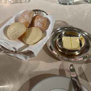 コースの試食もさせていただいたのですが、フィレステーキはもちろん、パンもとてもおいしくて驚きました。