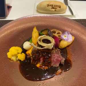 お料理の美味しさに驚きました。またシェフの方からもご挨拶がありお料理への安心感が深まりました。