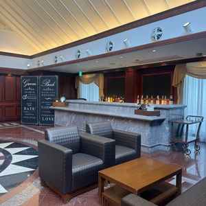 ロビー、落ち着いた色味の家具が並び、上品でクラシカルな雰囲気で待ち時間もゆったり過ごせそうでした。