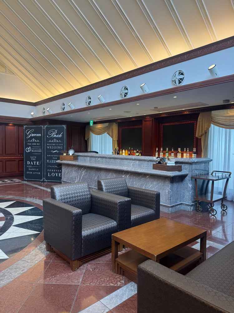 ロビー、落ち着いた色味の家具が並び、上品でクラシカルな雰囲気で待ち時間もゆったり過ごせそうでした。