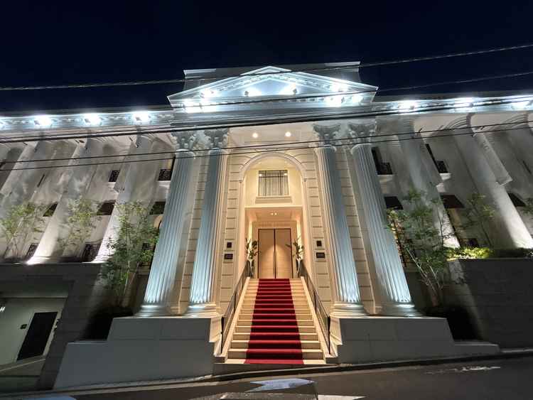 赤絨毯の続く豪華な外観