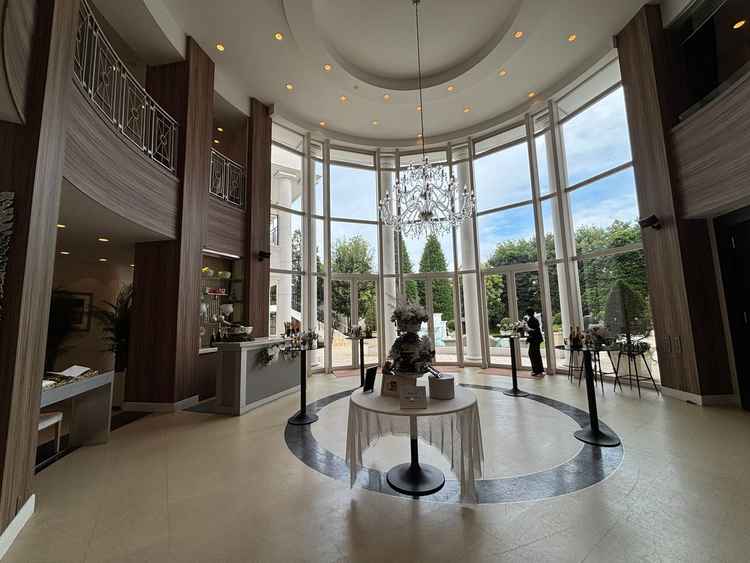 メゾン・ド・パリの披露宴会場に入るまでの部分。天井高くて広い！