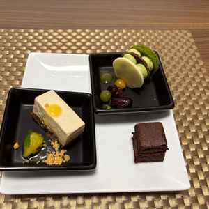 デザートビュッフェでは、複数種類の中から好みのものを食べさせていただきました。
