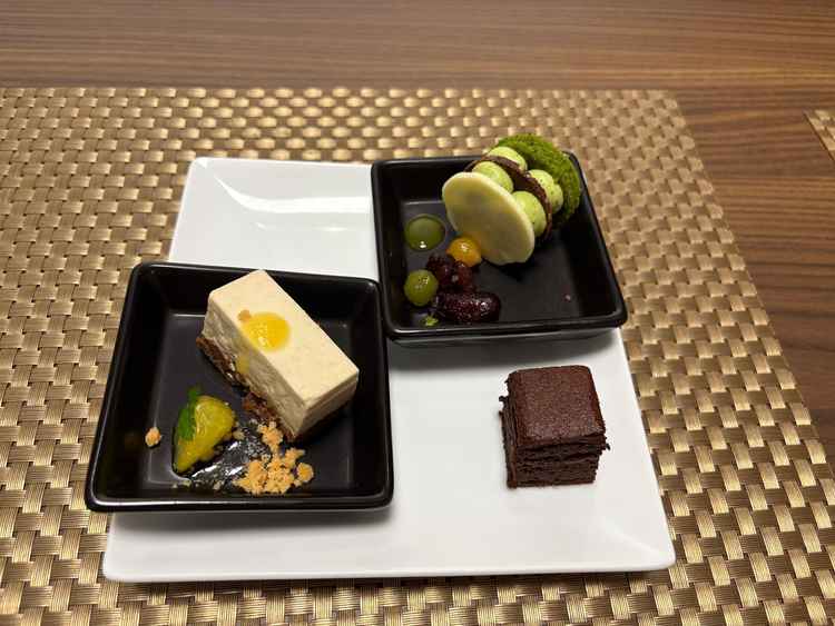 デザートビュッフェでは、複数種類の中から好みのものを食べさせていただきました。