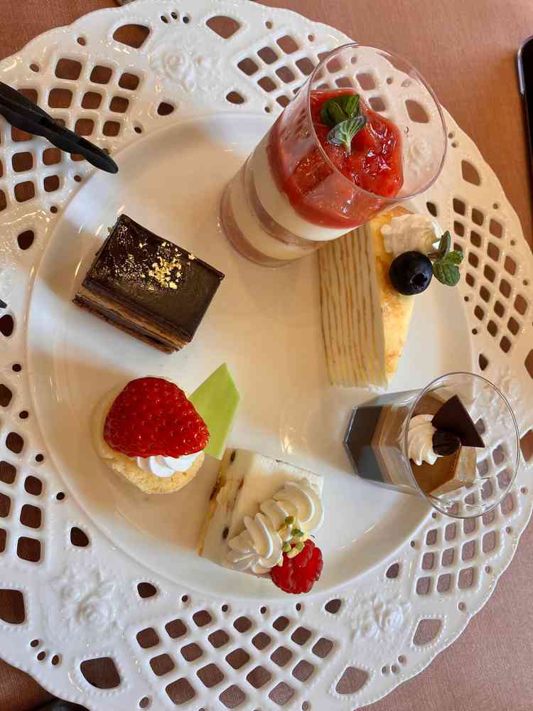 デザートビッフェを意識したプレートを試食しました。全て美味しく、また選ぶ楽しさが素敵だと感じました。