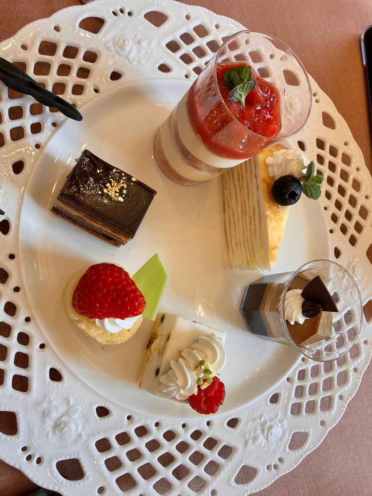 デザートビッフェを意識したプレートを試食しました。全て美味しく、また選ぶ楽しさが素敵だと感じました。