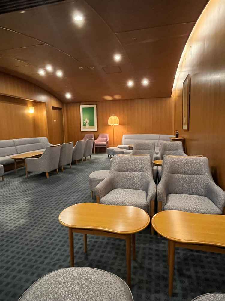 【招待客控え室】唯一地下にあり、広々としている。奥にバーカウンターあり。