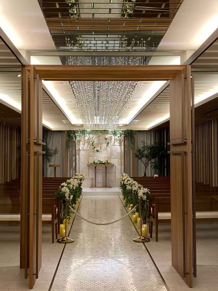 エレベーターを降りるとそのままチャペルでした。天井との距離が近くとてもラグジュアリーな雰囲気でした。