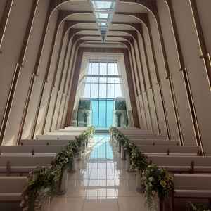 街中にあるにも関わらず、驚くほどのチャペルの高さと開放感！！