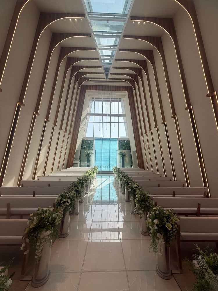 街中にあるにも関わらず、驚くほどのチャペルの高さと開放感！！