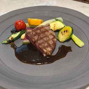 試食で牛フィレをいただきました。ソースがトリュフと赤ワイン使用で美味しかったです。