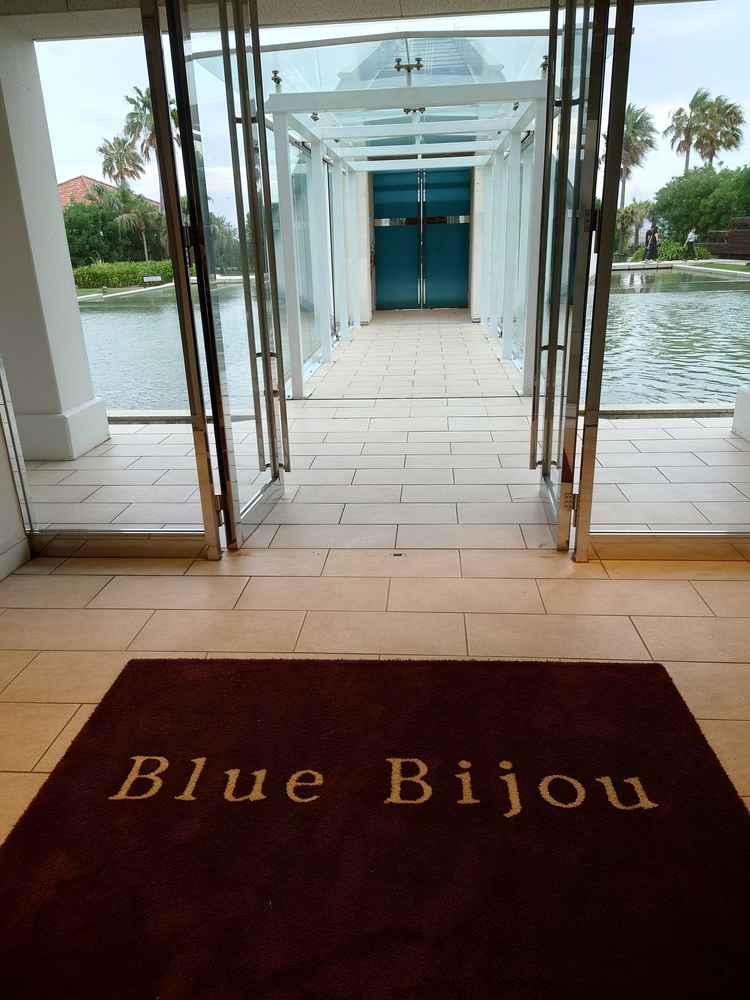 チャペルの入り口の写真で、入り口までガラス張りの開放的な空間です。