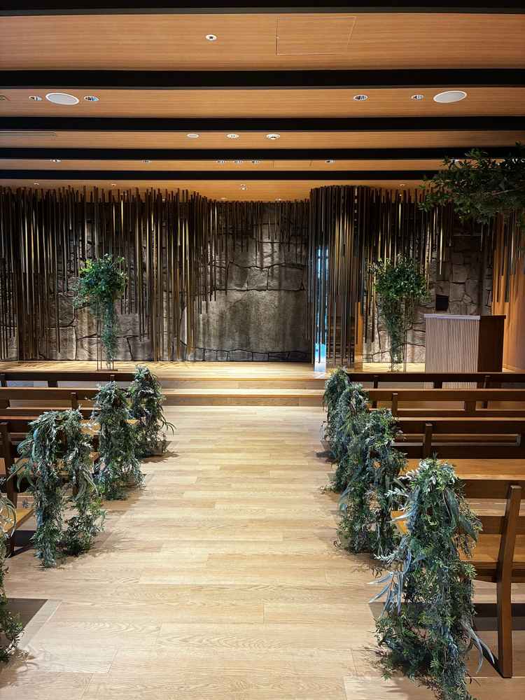 名古屋城の石垣をイメージしたチャペルです。落ち着いているので、ウェディングドレスも白無垢も映えます。