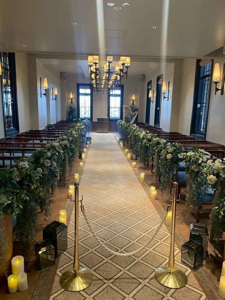 こちらがチャペルです。落ち着いた雰囲気で動線も前室と繋がっていてよいですね。