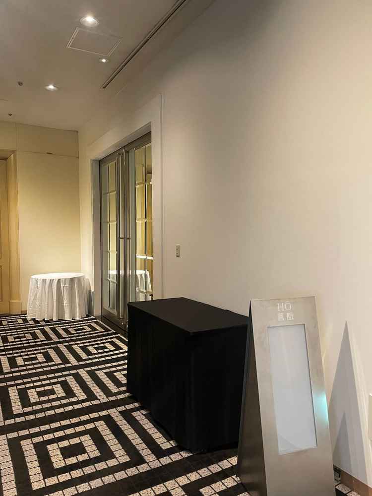 披露宴会場鳳凰の入り口です。プライベート感はあまりありません。