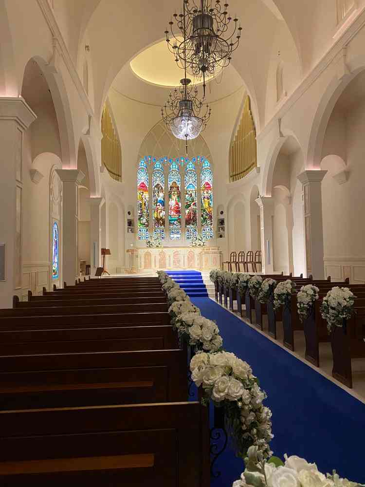 チャペルは天井が高く、自然光がきれいに入ってとても厳かな雰囲気でした。