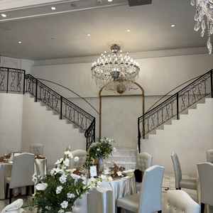 ステンドグラスが大きく、キラキラしていて、披露宴会場全体がゴージャスに見えた。階段演出もロマンチック