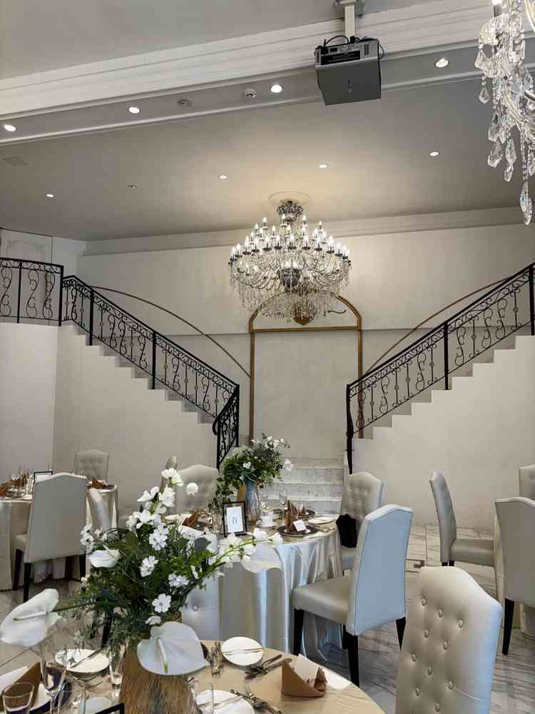 ステンドグラスが大きく、キラキラしていて、披露宴会場全体がゴージャスに見えた。階段演出もロマンチック