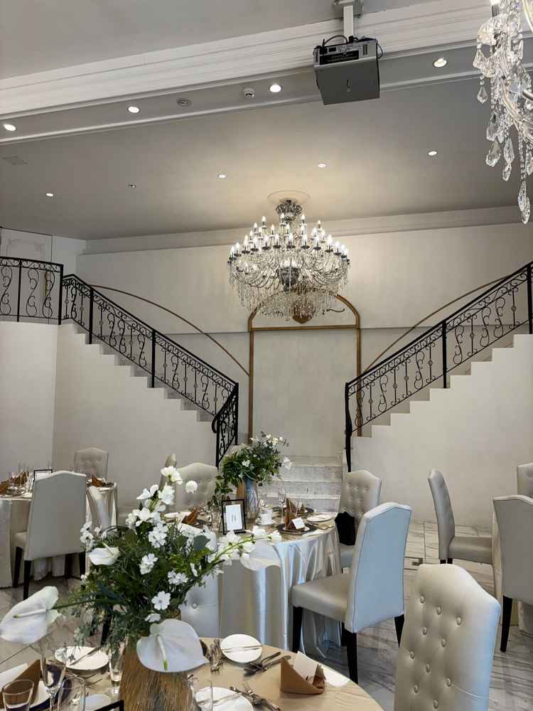 ステンドグラスが大きく、キラキラしていて、披露宴会場全体がゴージャスに見えた。階段演出もロマンチック