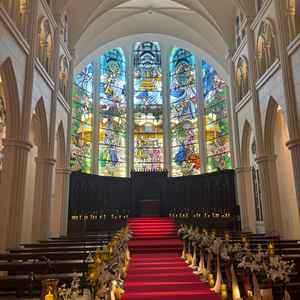 式場の写真。天井高＆ステンドグラスで、ヨーロッパの教会のような雰囲気。