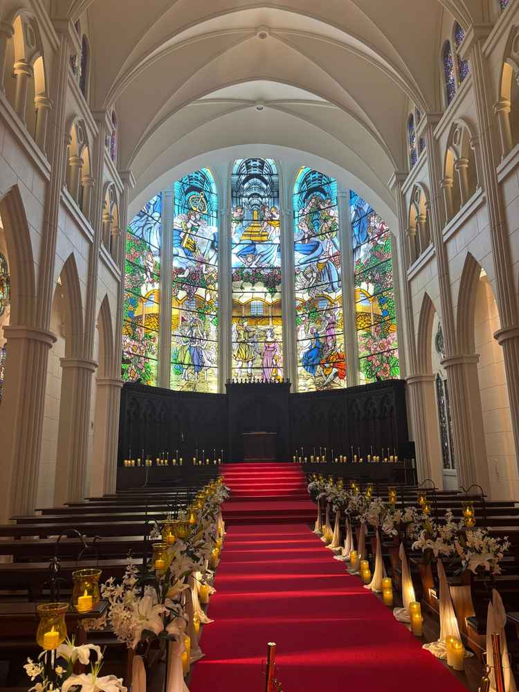 式場の写真。天井高＆ステンドグラスで、ヨーロッパの教会のような雰囲気。