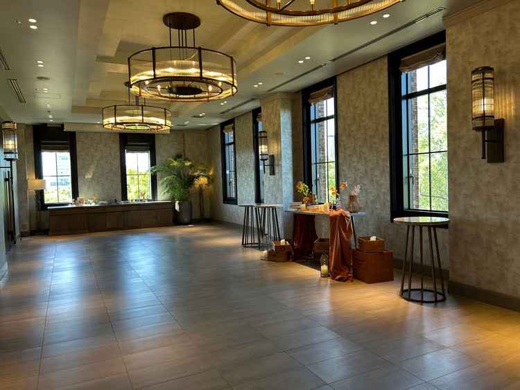 チャペル手前のフロアです。広々としていて、温かな光が取り入れられるスペース。