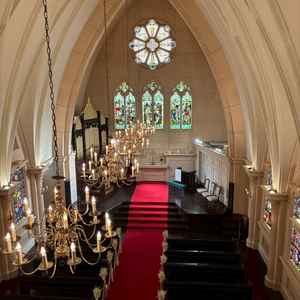 2階からもチャーチの様子を見学し、高さを感じました。壁の色が真っ白よりクリーム色寄りな所が好印象。