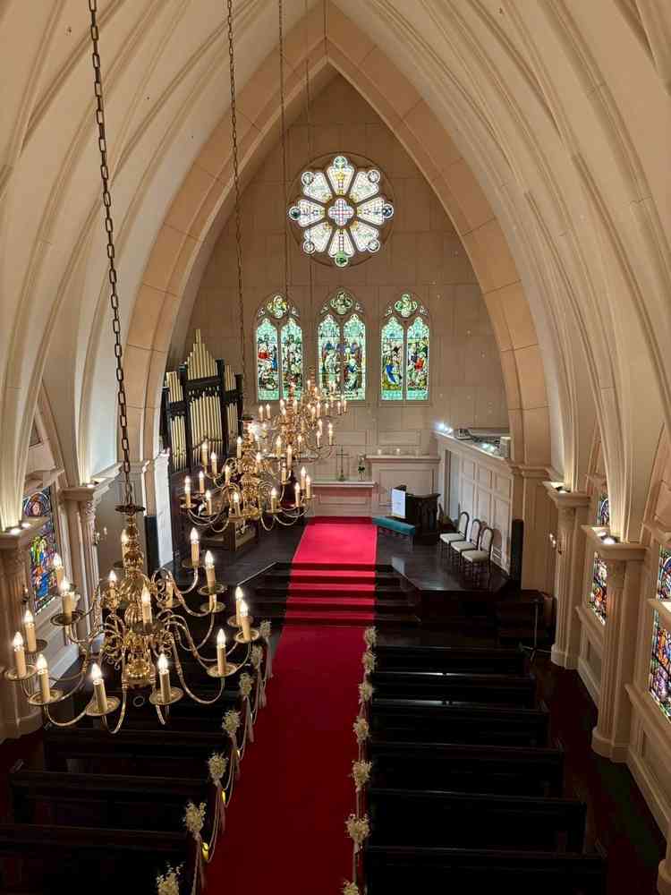 2階からもチャーチの様子を見学し、高さを感じました。壁の色が真っ白よりクリーム色寄りな所が好印象。