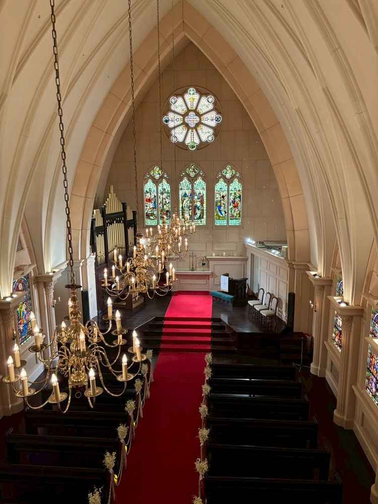 2階からもチャーチの様子を見学し、高さを感じました。壁の色が真っ白よりクリーム色寄りな所が好印象。