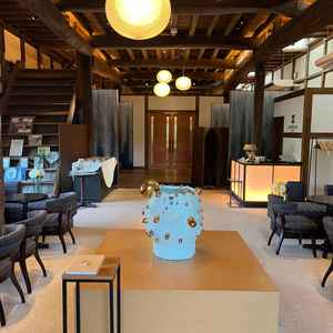 歴史の感じるフロア　150年の蔵　左側の階段のところには写真などを飾れるみたいでした！