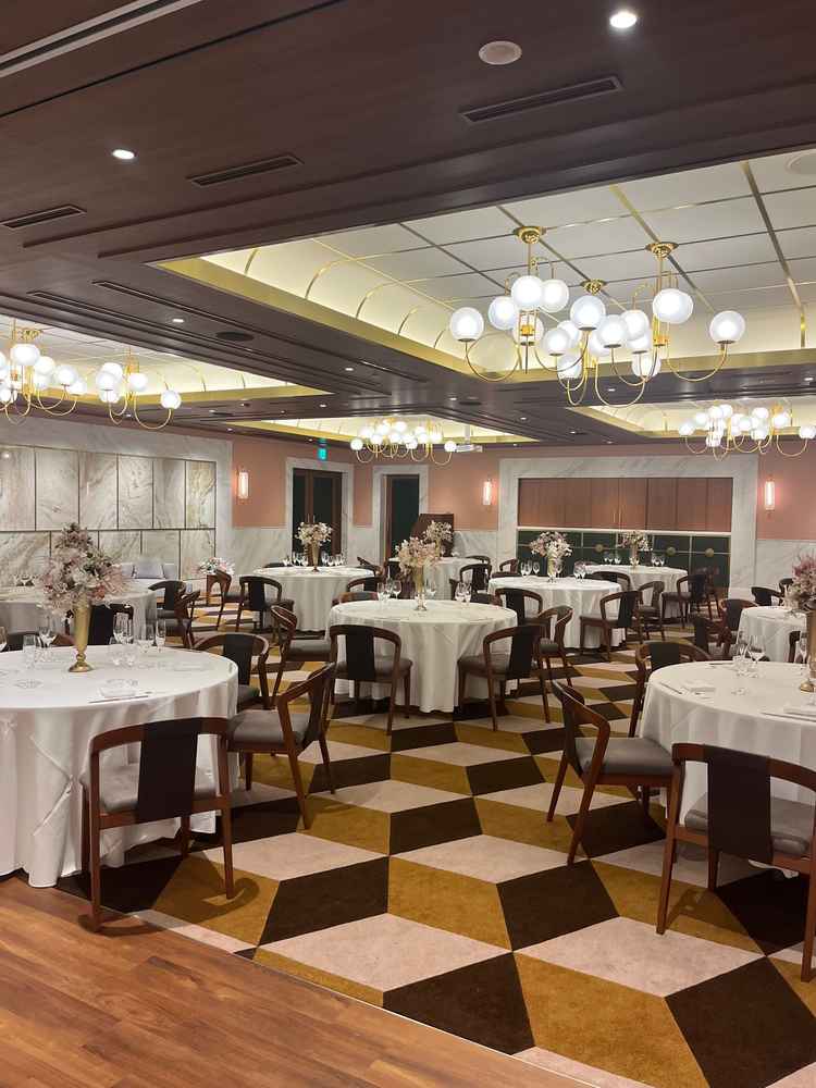 人数がいる方の披露宴会場。