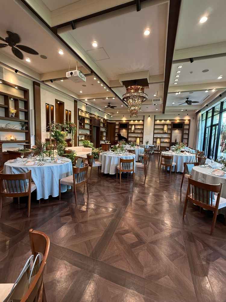 リニューアル前になるが、太陽の日差しも入る明るい披露宴会場である