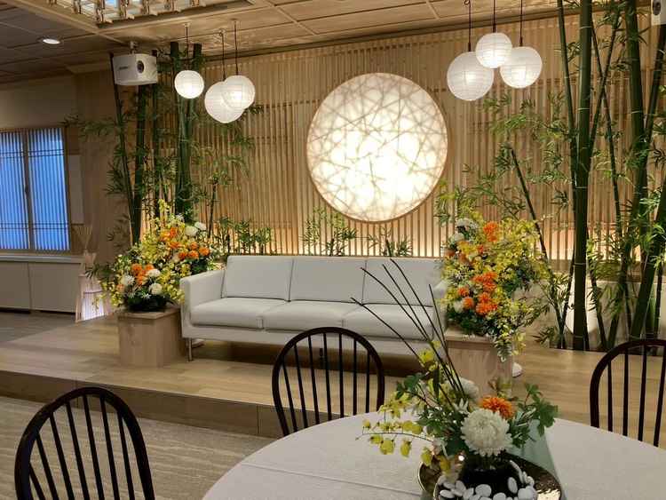 披露宴会場の「棗」は緑や竹があちこちに飾られており落ち着く雰囲気。既に華やかなのでお花代を節約可能。