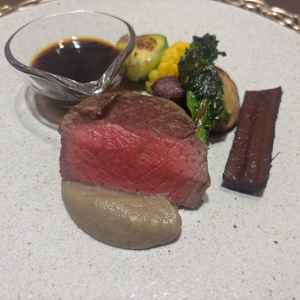 試食した料理の写真です。赤身肉がとても柔らかくさっぱりしていたので、誰でも食べやすいと思います。